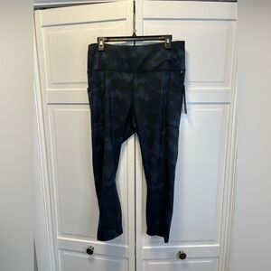 NWT Yogalicious Lux High Rise Capri Leggings Size Women’s 1X Color Marble Black